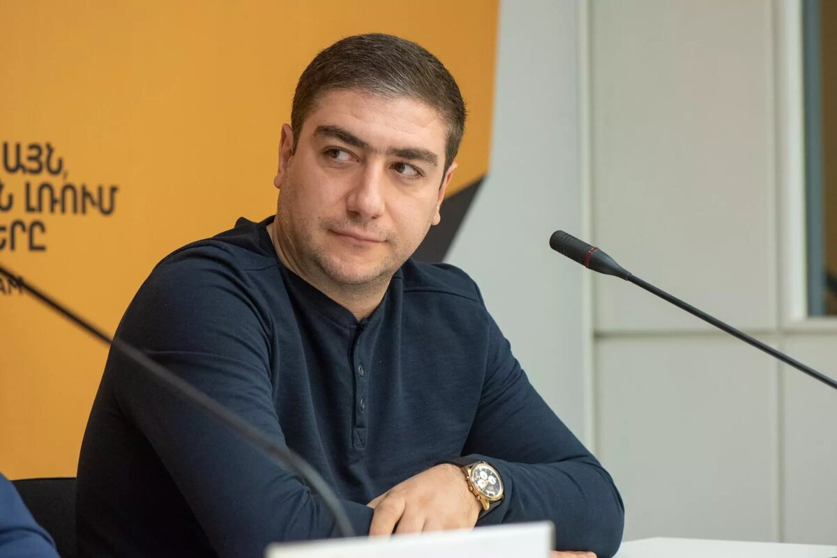 Арман Гукасян во время пресс-конференции по итогам Форума лидеров развития -2024 (11 ноября 2024). Еревaн © Sputnik / Andranik Ghazaryan
