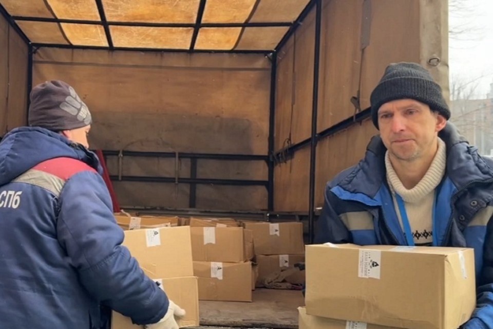    Мариупольским семьям передали продуктовые наборы. Фото: t.me/goroda_pobratimy