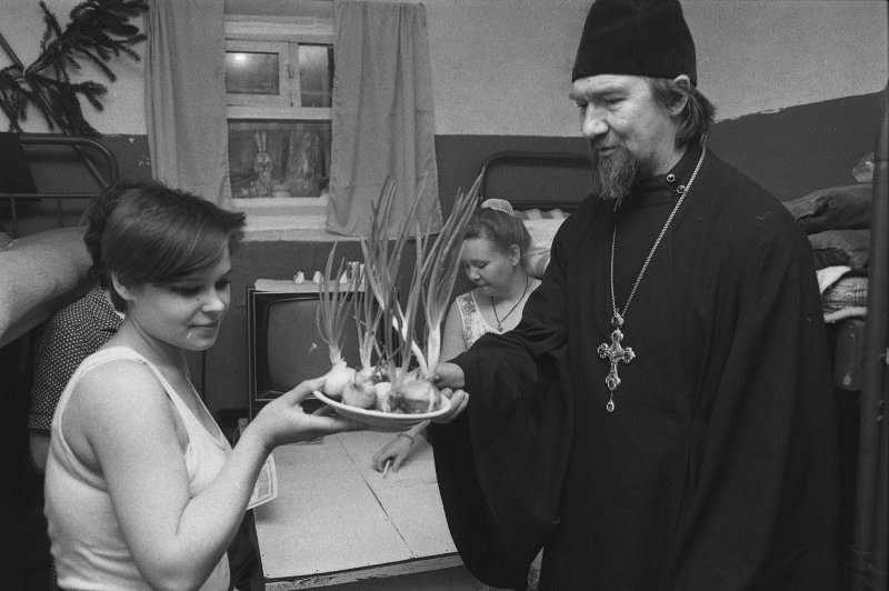 Православный батюшка в советской тюрьме: фоторепортаж 1990 года