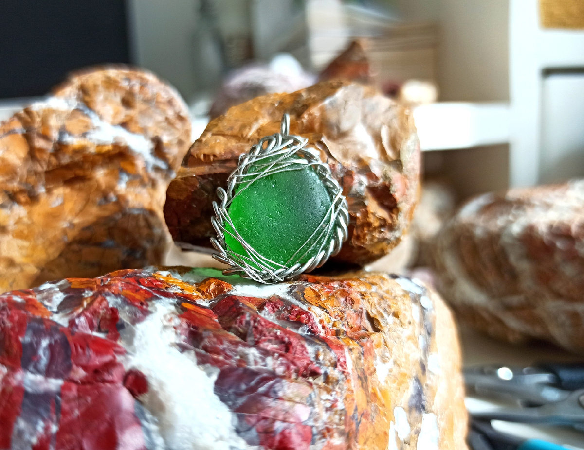 Кулон своими руками из морского стекла на сочинской яшме. Как сделать кулон есть мастер класс в VK Donut, Boosty, Дзен Премиум, приватном тг-канале