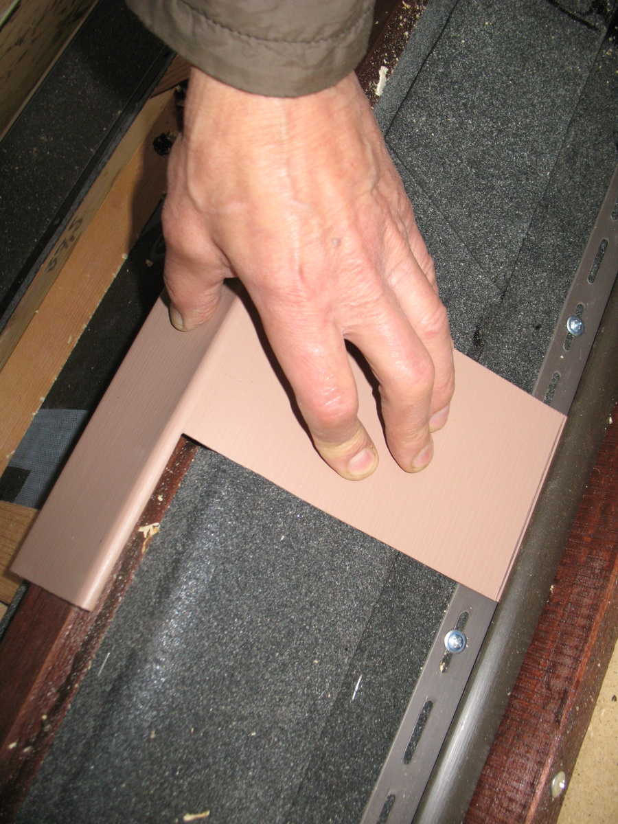 Используя обрезок сайдинга, определяем ширину полки. Такое измерение надо выполнить с обеих сторон оконного проёма. Может оказаться, что полка будет иметь переменную ширину по длине.