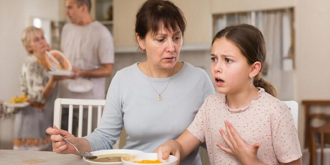 - Мам, не ешь суп! Новый папа туда что-то подсыпал! — прошептала дочь. Оля поменялатарелки и вдруг