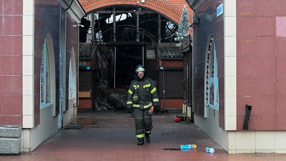 Автор фото: Сергей Ермохин / "ДП". Сотрудник МЧС у Правобережного рынка в Петербурге после пожара, декабрь 2025 года.