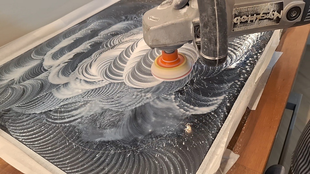 Процесс полировки варочной поверхности