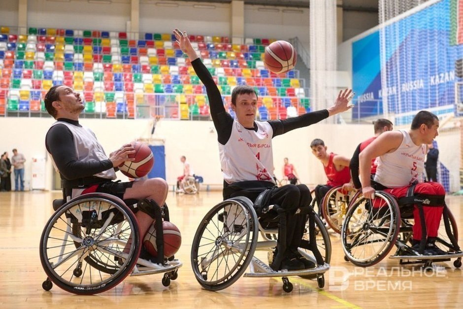    Иванов с мячом на тренировке. Реальное время / realnoevremya.ru