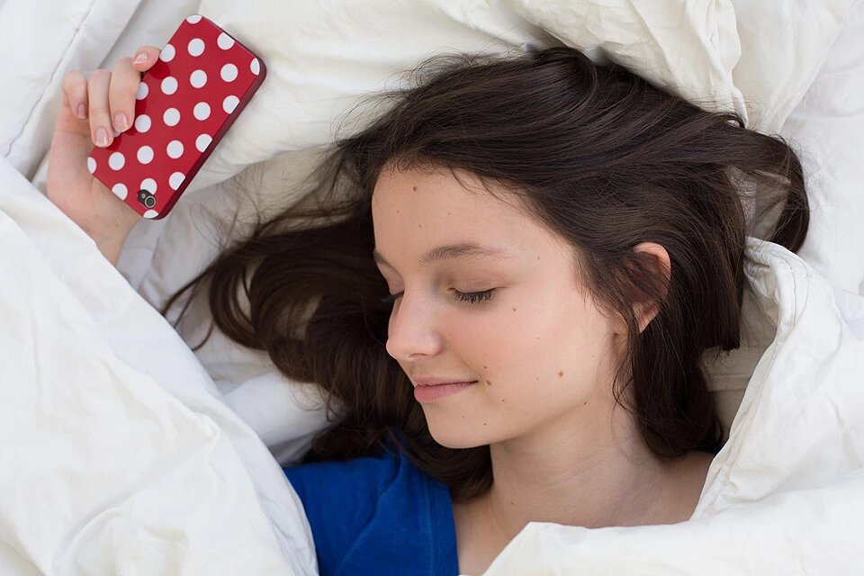 В первую очередь, излучение смартфона влияет на состояние нервной системы. Фото: EAST NEWS.