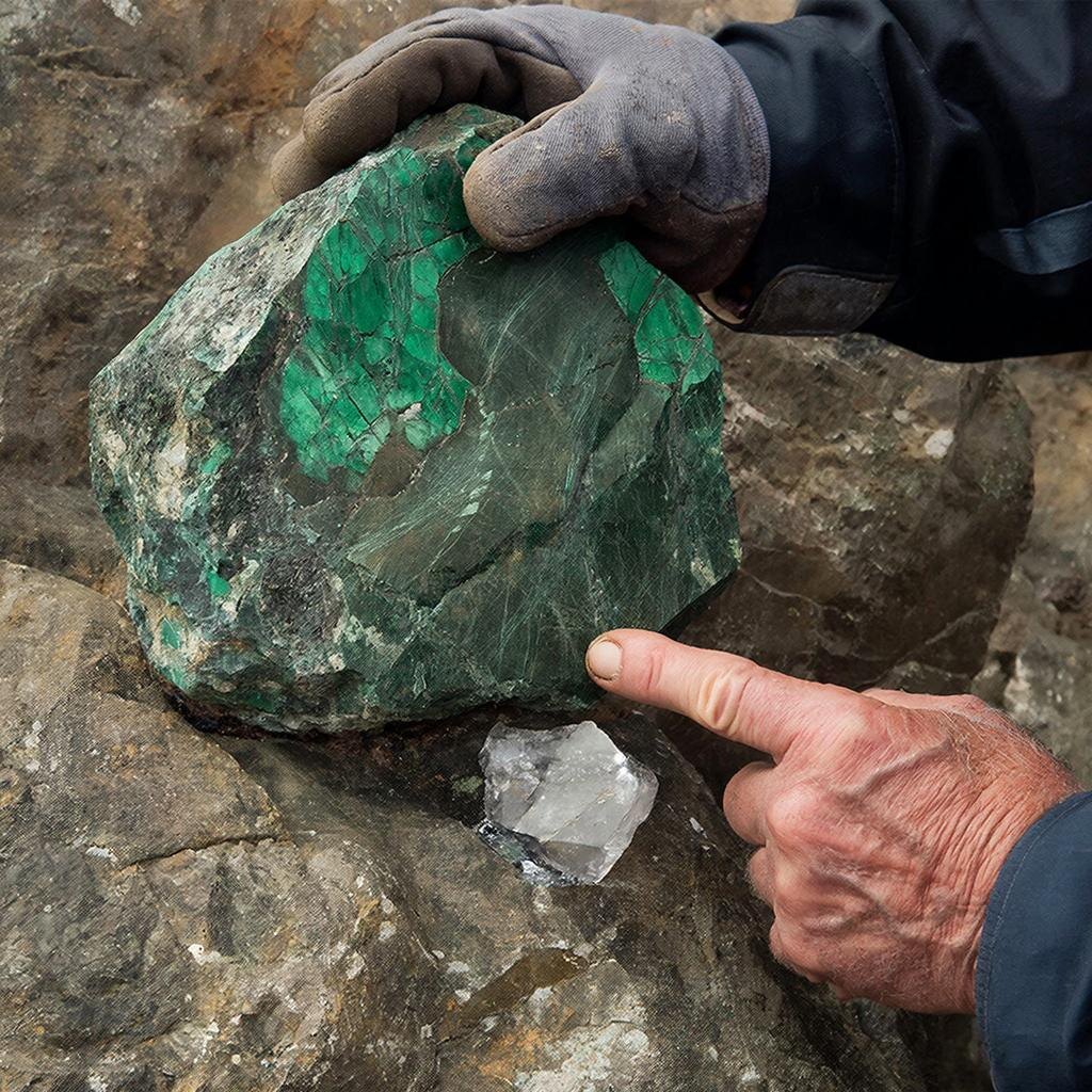 Художественная реконструкция. Сгенерировано нейросетью по авторскому запросу для визуализации кульминационного момента полевой экспертизы — обнаружения современных следов техники на предполагаемом древнем объекте.