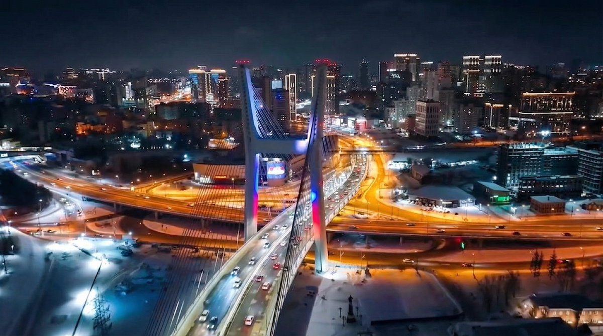 Новая визитка Новосибирска:  Центральный мост в цветах российского триколора