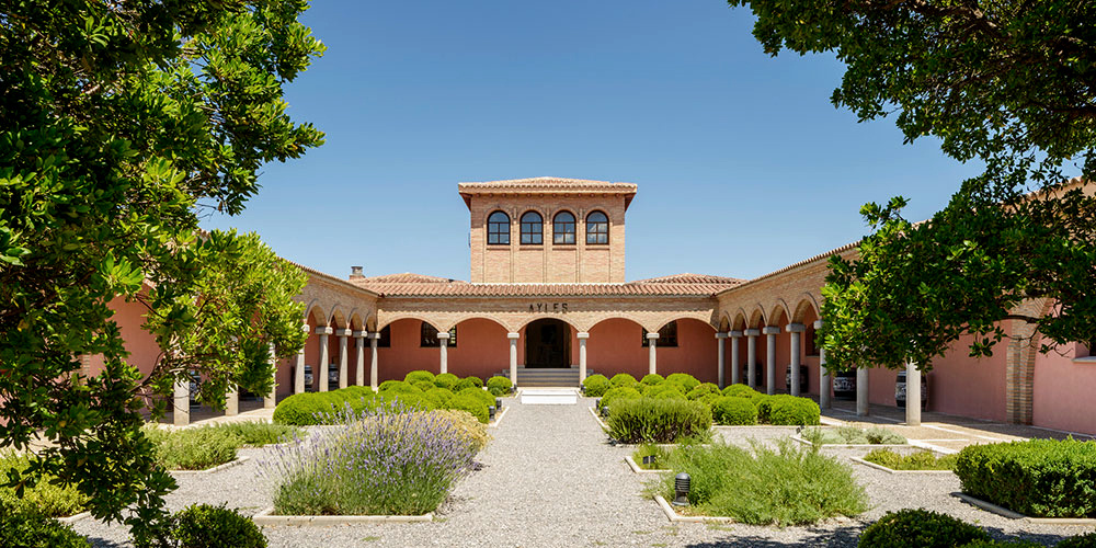 Внутренний двор винодельни Finca Ayles. Процитировано с сайта www.weinkontor-freund.de