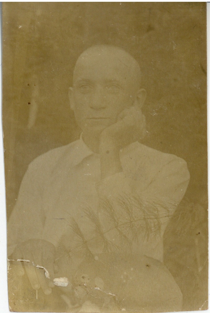 Кому предназначалась эта фотокарточка, теперь уже никогда не узнаем. Видимо так и не была отправлена и имя затерто. В январе 45 года он еще находился дома после ранения.