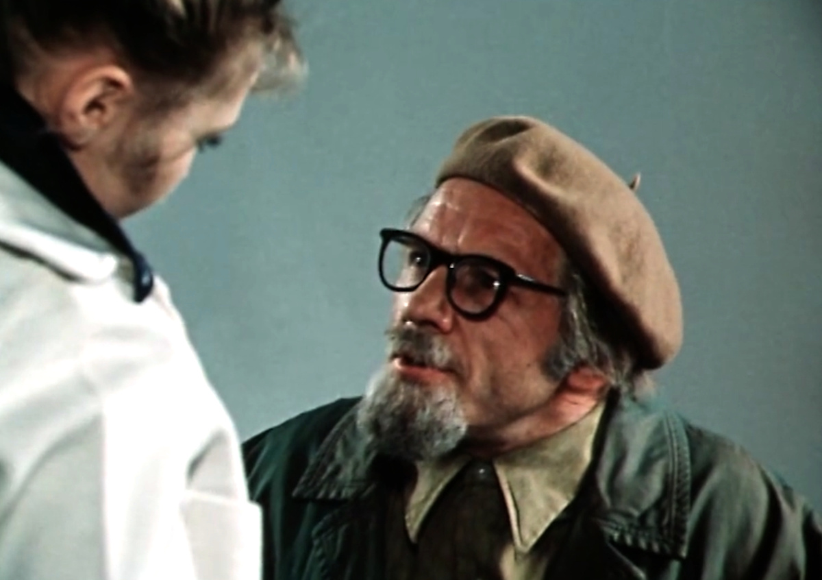 Кадр из кинофильма "По семейным обстоятельствам", 1977 г., режиссер Алексей Коренев, сценарист Валентин Азерников, композитор Эдуард Колмановский (скриншот)