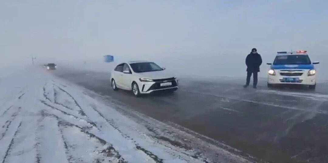 Метель стеной: в Костанайской области спасли колонну из 100 автомобилей