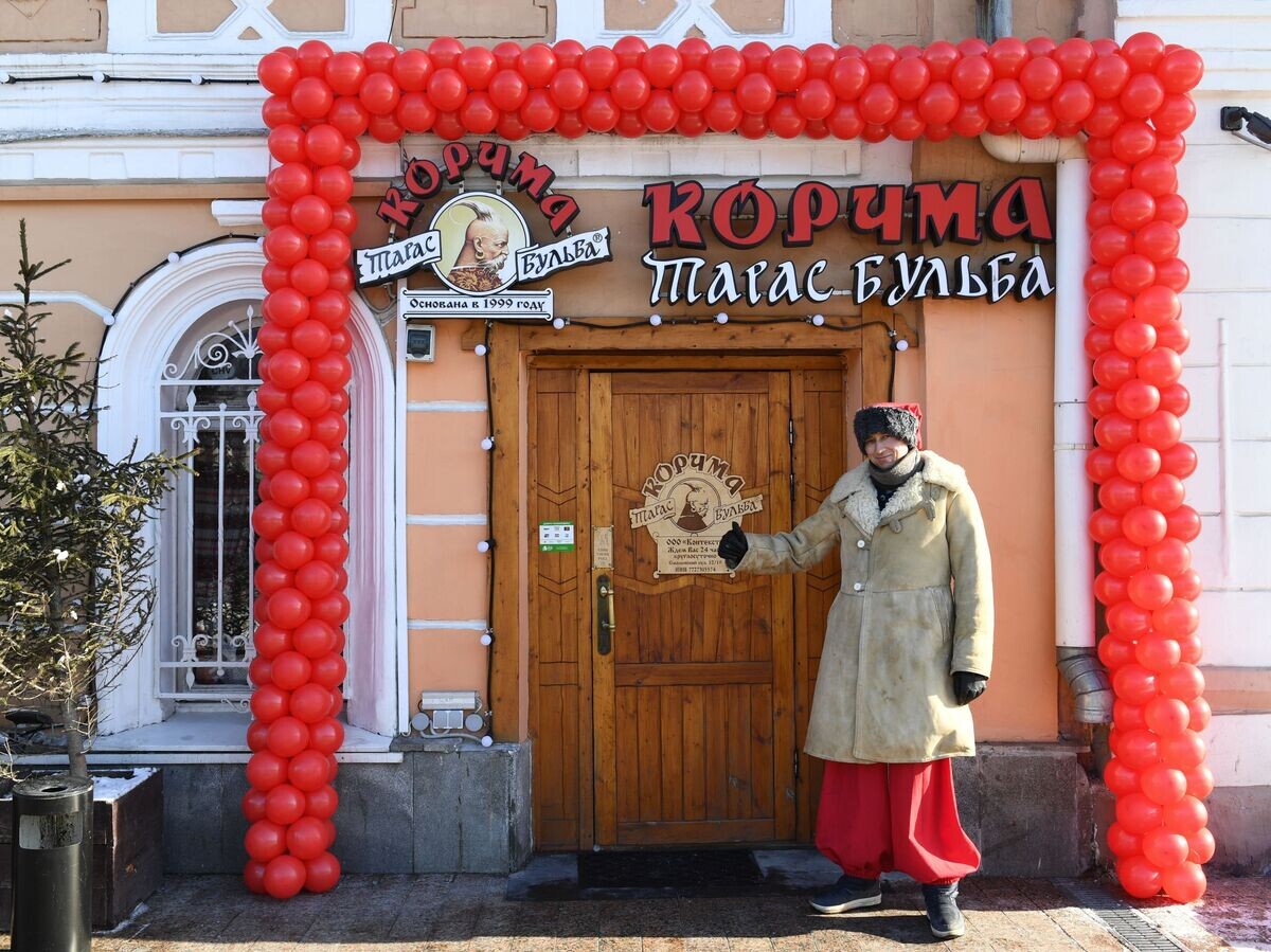    Вход в ресторан "Корчма Тарас Бульба" в Москве | © РИА Новости / Сергей Пятаков