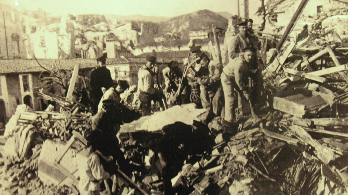 Русские моряки с броненосца «Слава» участвуют в спасательной операции в г. Мессина на Сицилии после разрушительного землетрясения 28 декабря 1908 года. Источник: ГА РФ