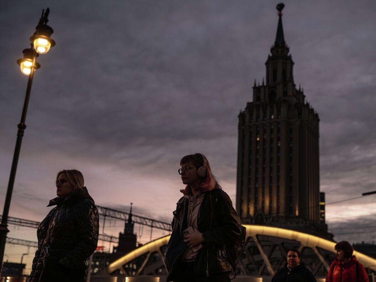    Прохожие на Площади трех вокзалов в Москве | © РИА Новости / Владимир Астапкович