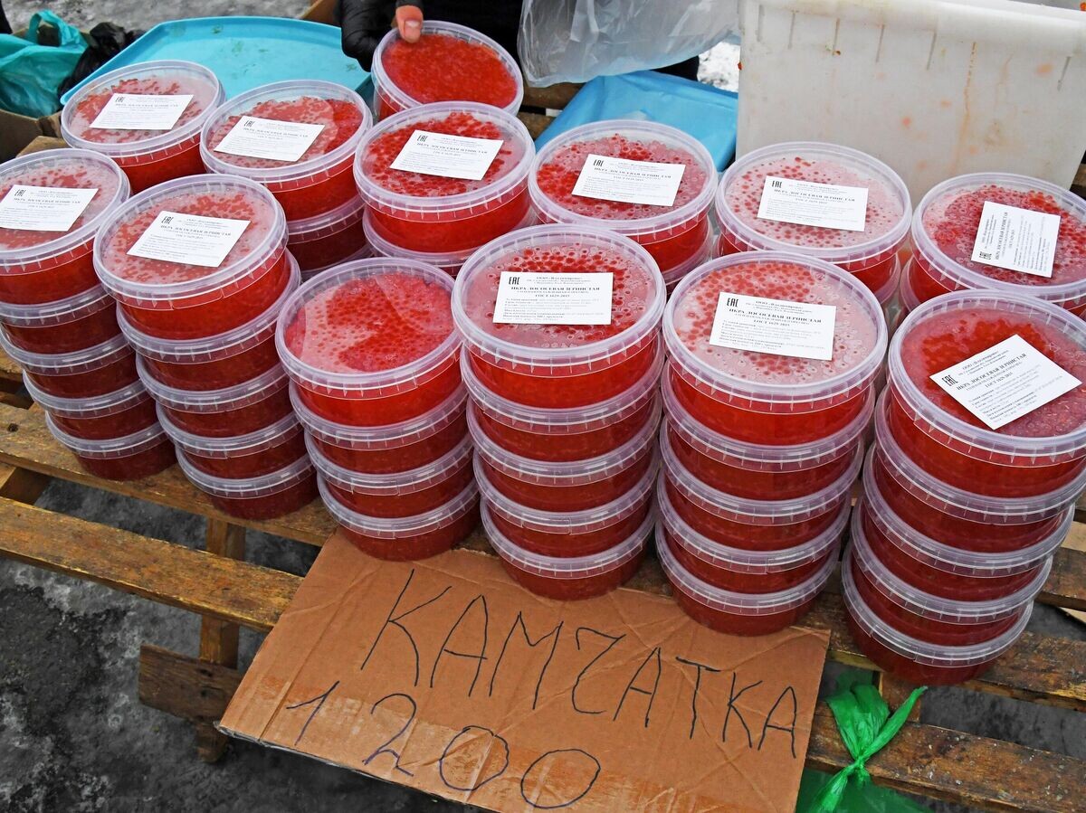    Продажа красной икры на продовольственной ярмарке | © РИА Новости / Виталий Аньков