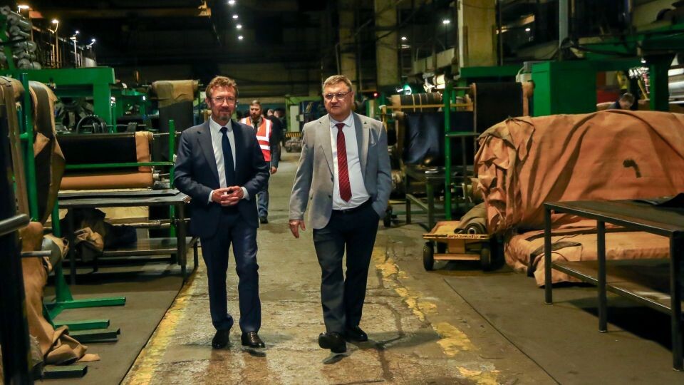    Владимир Балабанов и Андрей Марков на Алтайском шинном комбинате. Источник: Виталий Барабаш