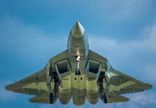 … широкий планер 57-го повышает подъемную силу и делает истребитель устойчивым на сверхзвуковых скоростях. Сверхзвуковая скорость уже крейсерская, причем безфорсажная. Плоский фюзеляж придает скрытность. Для этого же и боеприпасы размещаются внутри планера.