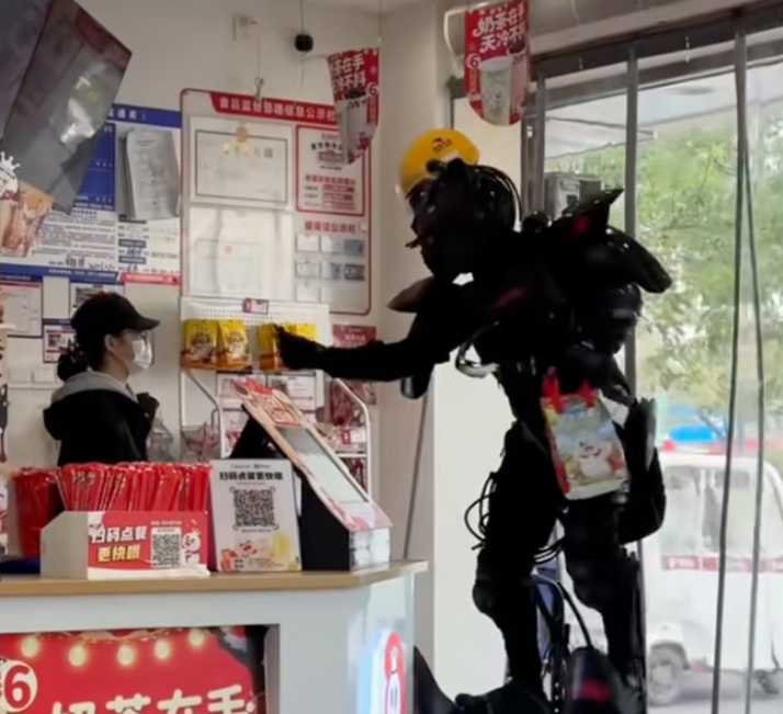 Отдает удивленной девушке на ресепшене заказ доставки