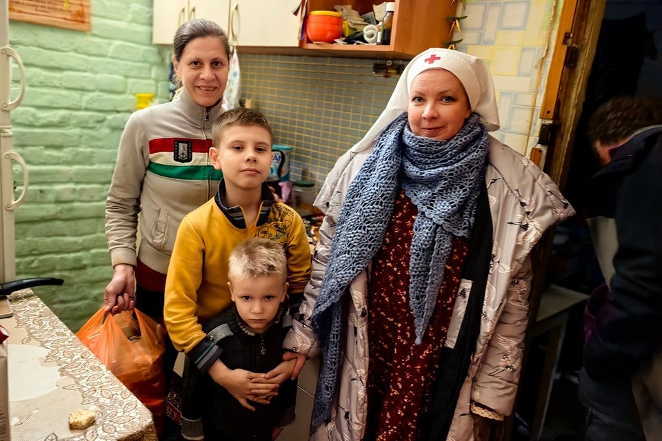    Прифронтовая фея Ирина взяла шефство над семьей из «прокисшей общаги» в Токмаке, в 20 километрах от линии боевого соприкосновения. Юлия АНДРИЕНКО