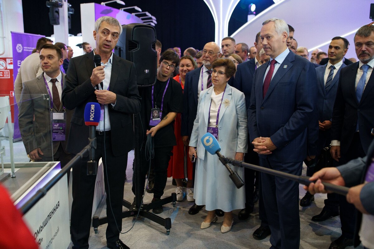 Губернатор и зам губернатора НСО на Сибирской венчурной ярмарке