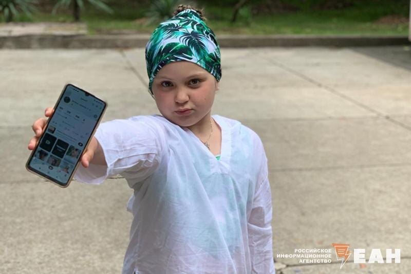    ЕАН. Девочка с телефоном