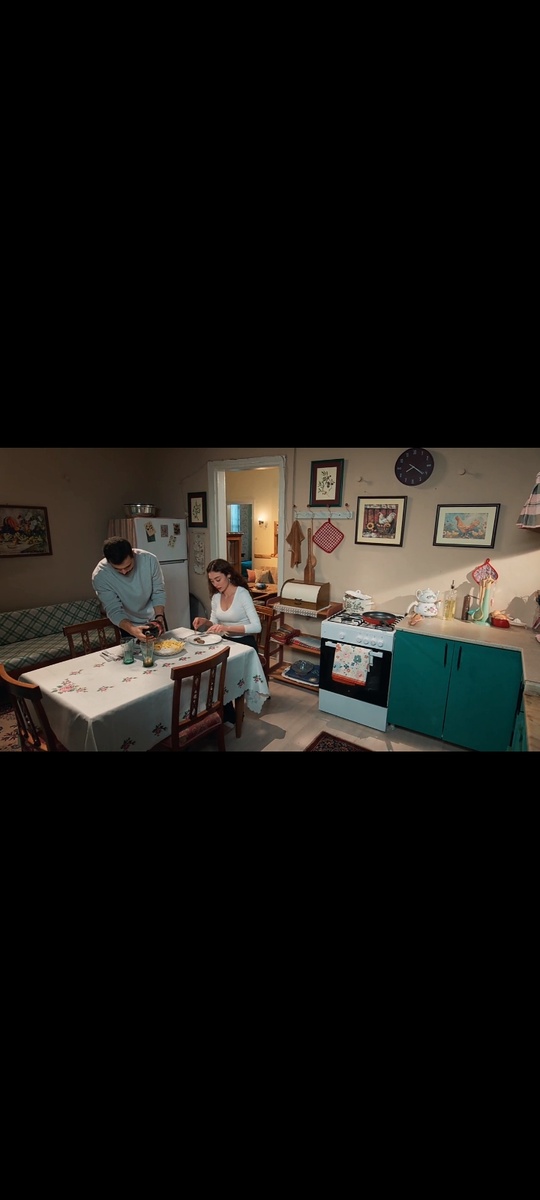 Эбру и Мустафа едят на ужин кефте, картофель и запивают все колой. 