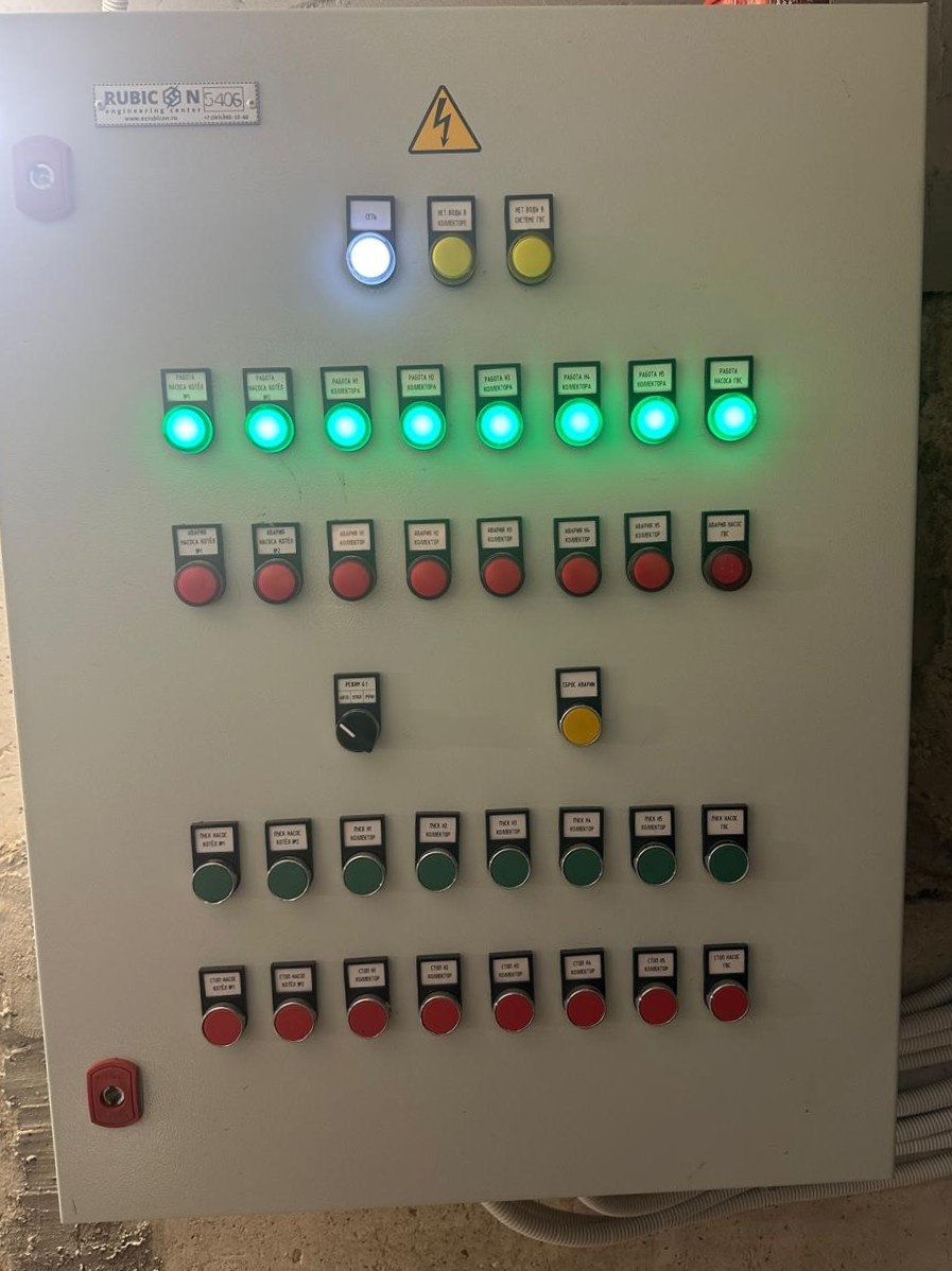 Фото шкафа управления насосной станцией на объекте снаружи