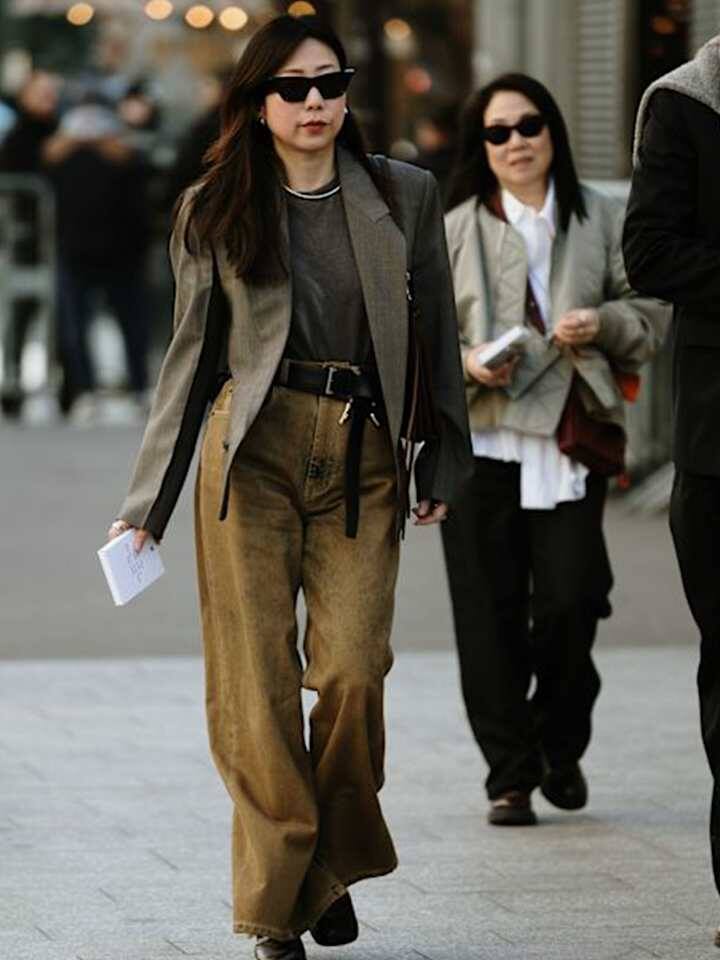 Очень стильное решение для создания делового образа, джинсы говорят о практичности, пиджак о серьезности и надежности.