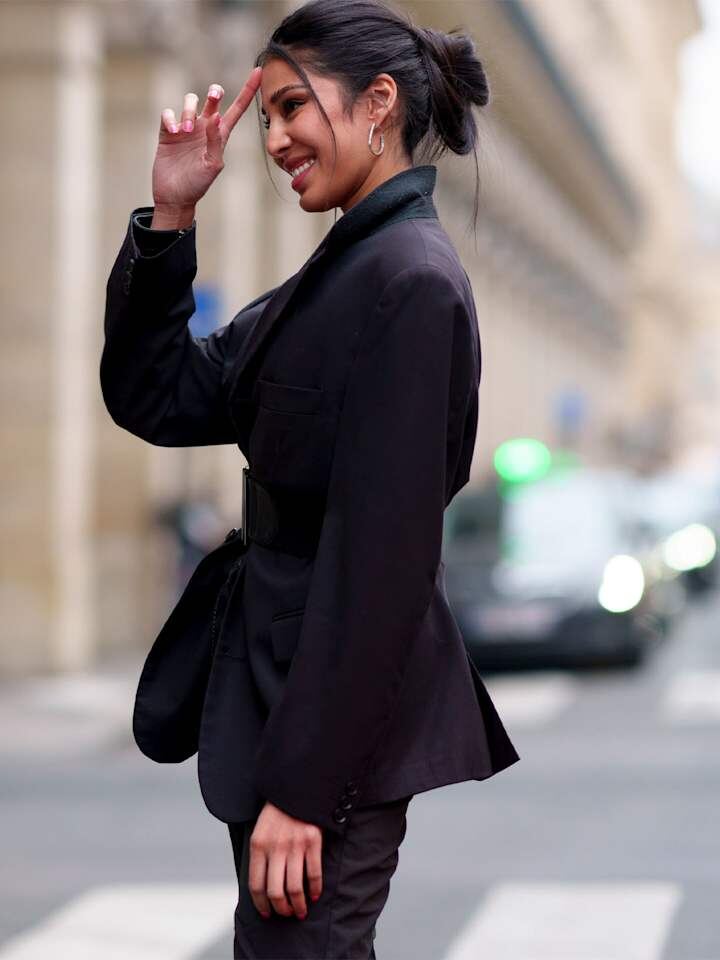 Широкий ремень в области талии добавит строгому деловому стилю мягкой женственности.