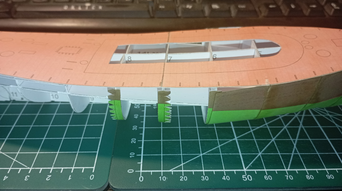 Погрешность из-за перекоса каркаса. Исправляю, закручивая при склейке.