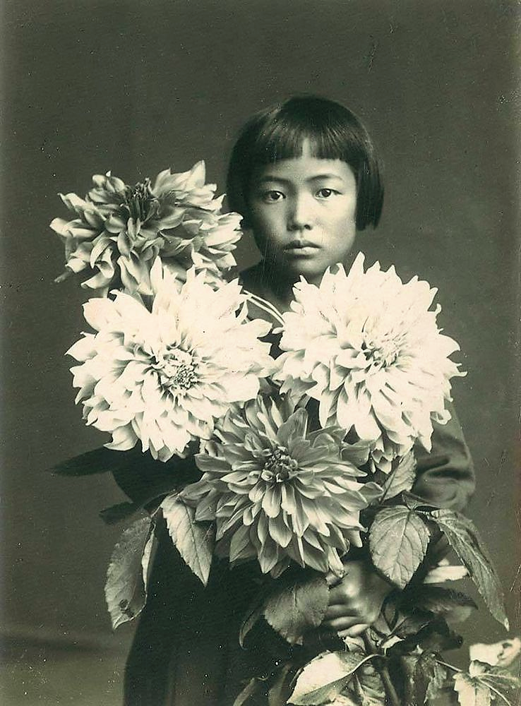 Яёи Кусама родилась в Мацумото, префектура Нагано, 22 марта 1929 года. На фотографии, сделанной в 1939 году, ей 10 лет