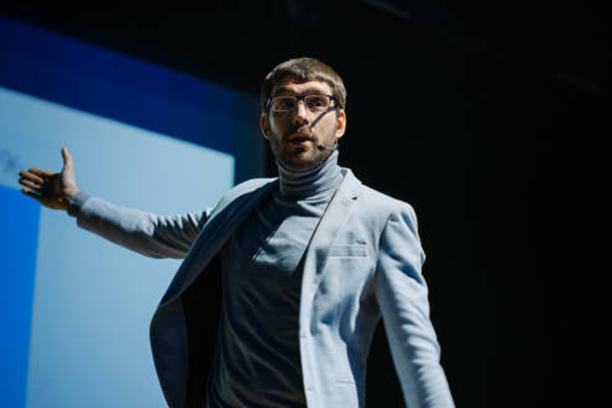 Ведущий выходит на сцену