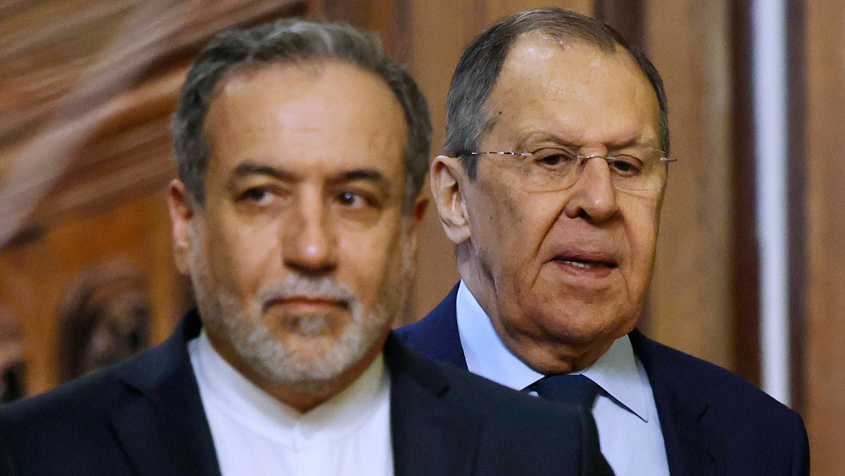   Tatyana Makeyeva / AP- Архивное фото. Министр иностранных дел Ирана Аббас Арагчи и министр иностранных дел России Сергей Лавров