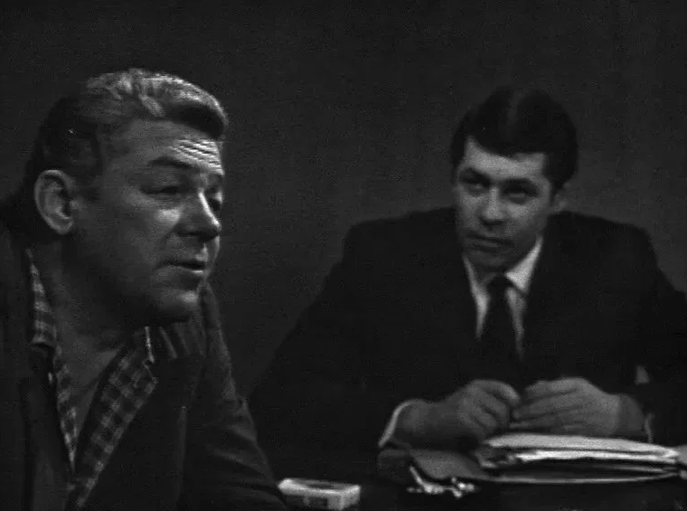 Силин (Станислав Чекан) и Знаменский (Георгий Мартынюк), кадр из фильма "Следствие ведут ЗнаТоКи". Дело № 3 "С поличным" (1971)