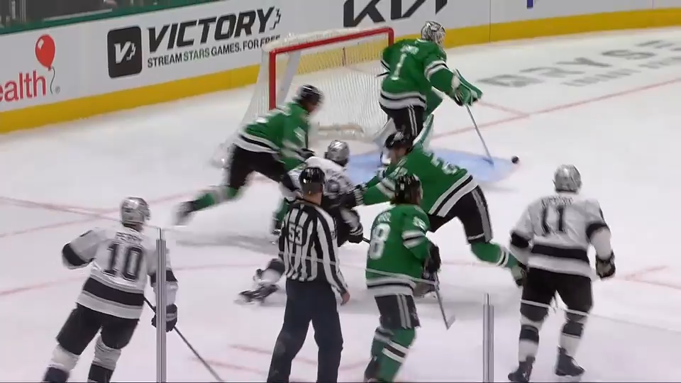 Де Смит получил шайбу и думает куда обросить.  фото: яндекс.