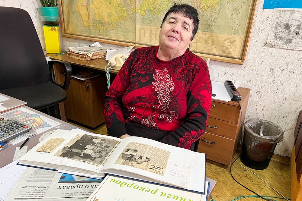    Нина Федянина со своей "Книгой рекордов", которая ведется с 1996 года. Тут и кабачки, и юные спасатели. / Фото: Юрий Снегирев