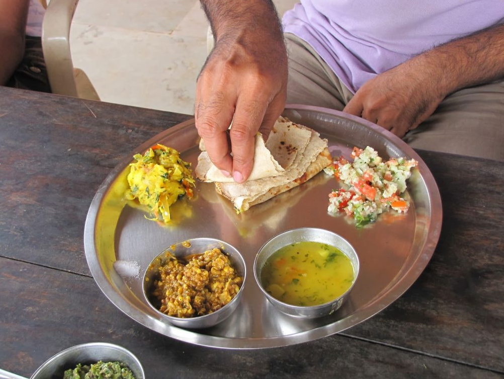 В Индии часто едят руками, потому джухта после немытых рук СПАСАЕТ ЖИЗНИ