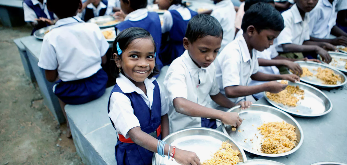 Даже если ребенок очень голоден, ему могут запретить трогать джухту других детей в школе, легко определить религию!