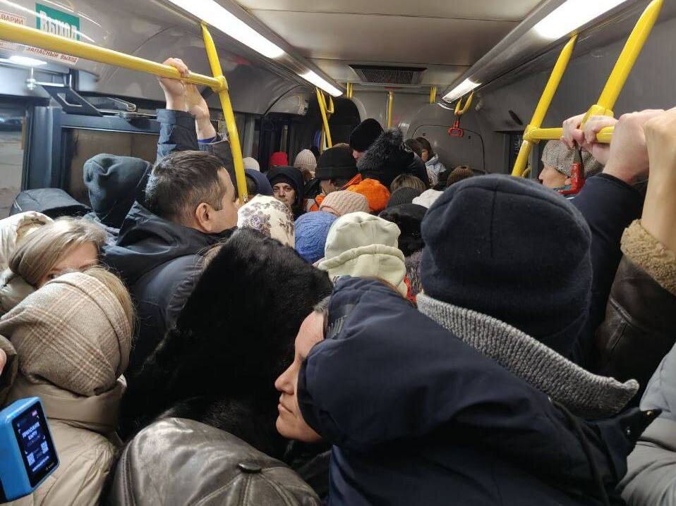    «Кондуктор физически не могла пройти по салону»: В Оренбурге депутат прокатился в час пик на автобусе №20