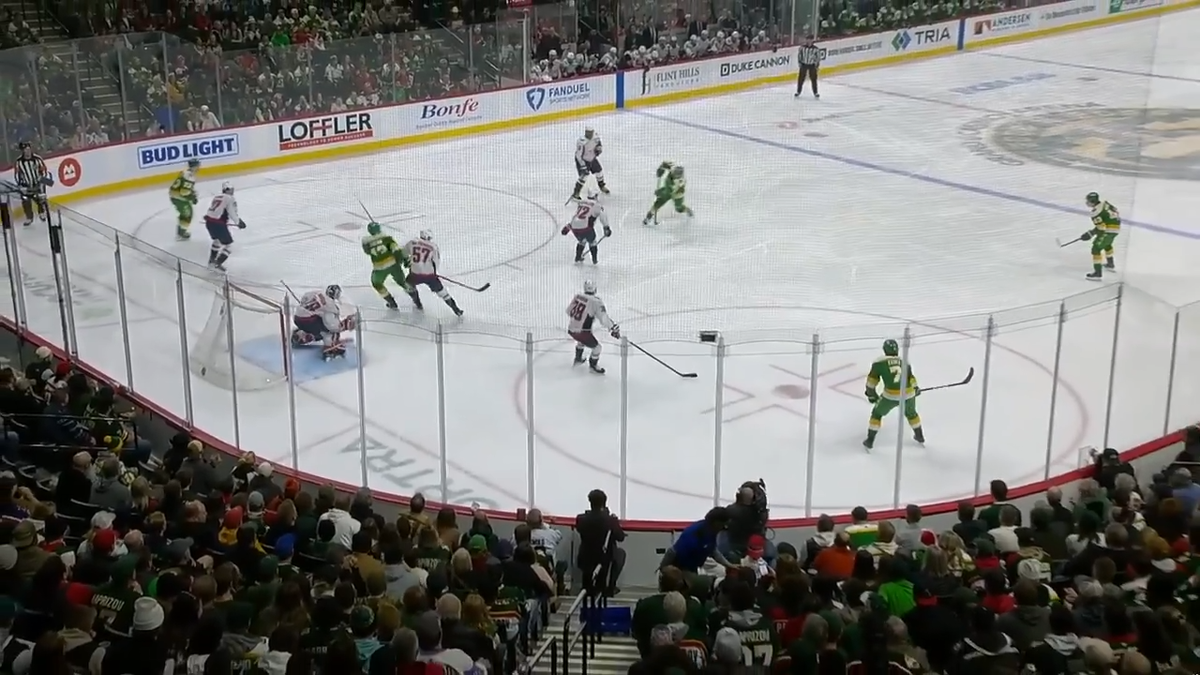 Тарасенко бросает издали.  фото: яндекс.