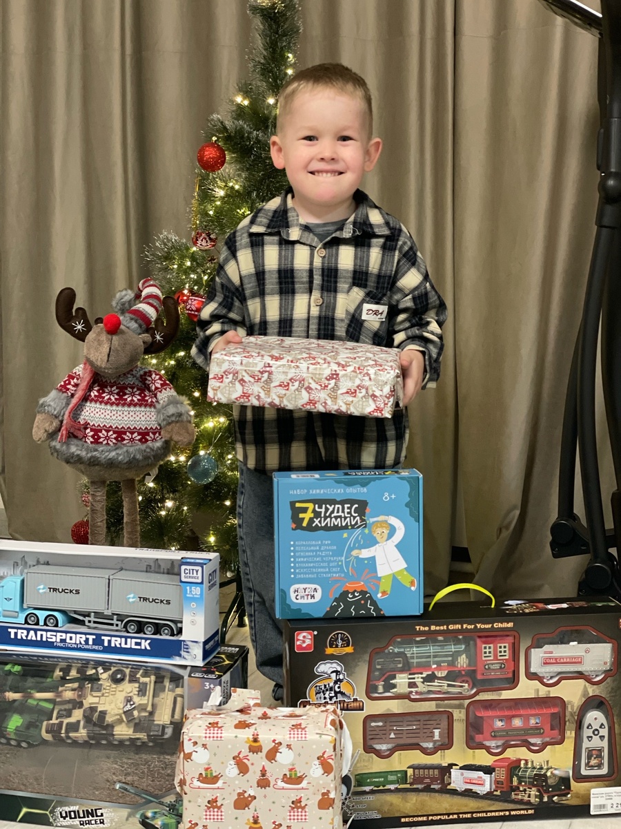 Единственное что мы не учли при большом колличестве подарков - это то, что нам нужна целая гора батареек)))))