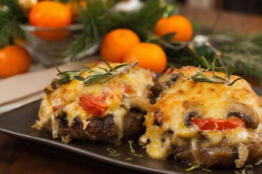 🎯 Меню-2025 — 7 трендовых мясных блюд для вашего Нового года: 1-Свинина «Триумф» с томатной шубой и сырной короной