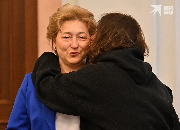 Лурье обняла адваката. Фото: Михаил ФРОЛОВ