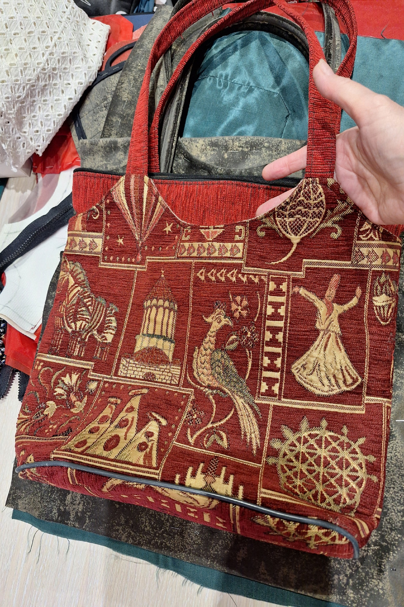 Лицевая часть сумки сшита из тканей - компаньонов - цветной, с рисунком, и однотонной, в верхней части, где ручки