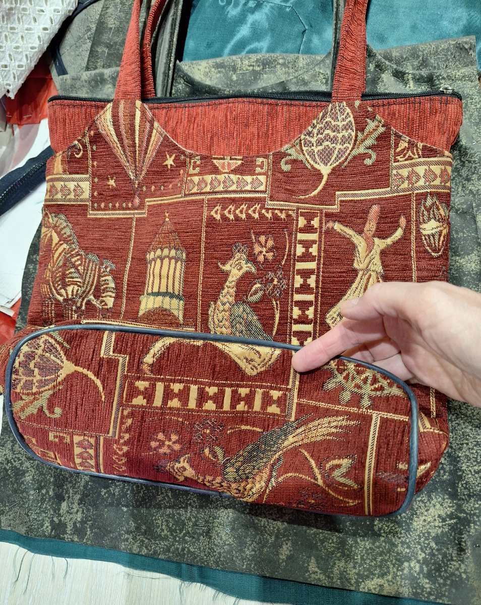 Донышко укреплено пластиковым (?) кантом в край