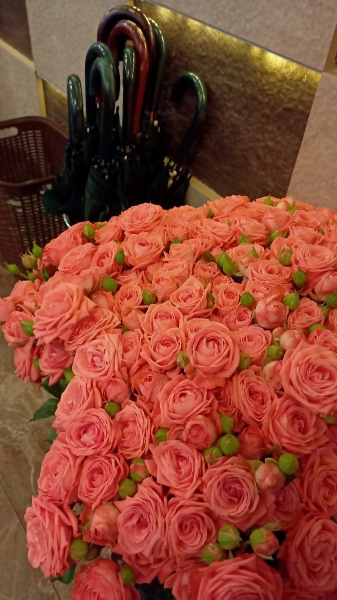 Букет на ресепшене отеля в г. Сочи. Даритель попросил администратора принести его в полночь, чтобы сделать сюрприз имениннице. Думаю, она была довольна)