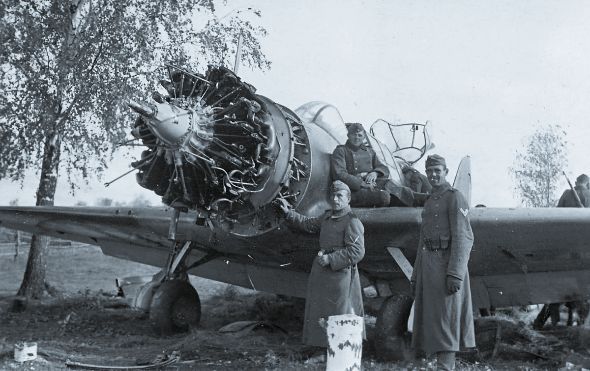 Немцы у трофейного лёгкого бомбардировщика Су-2.