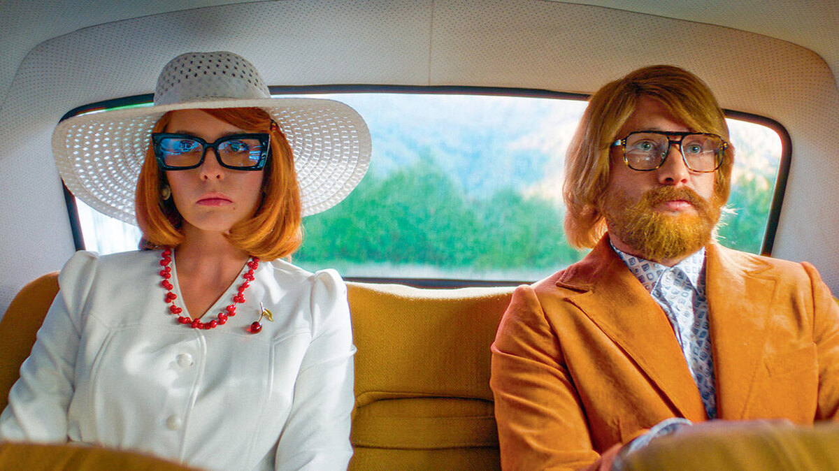    «Я посмотрела трейлер сразу, как он появился. Когда читала комментарии, обнаружила, что про меня хейта нет. Ведь по недоброжелательным комментариям сразу видно, кто «лишний» в фильме» С Павлом Прилучным в фильме «Простоквашино». 2025 г. Кинокомпания братьев Андреасян