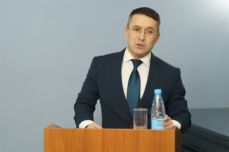    Дамир Натфуллин: «Мы видим по реакции наших граждан, что есть примеры, когда, используя слово „музей“, появляются некие „шоурумы“, созданные только для зарабатывания денег. К сожалению, такие примеры есть и у нас в республике — музей пыток, музей самогона и так далее».   
Фото: gossov.tatarstan.ru